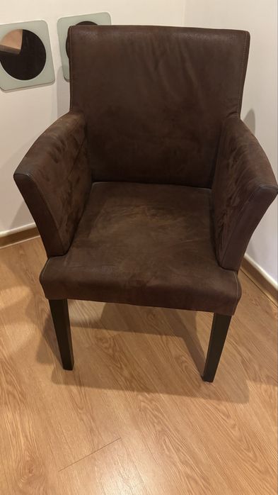 Cadeirão castanho escuro