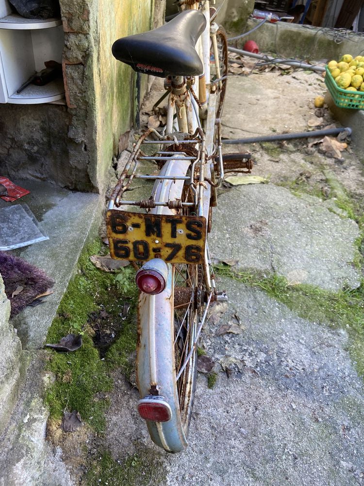 Bicicleta Antiga com matrícula