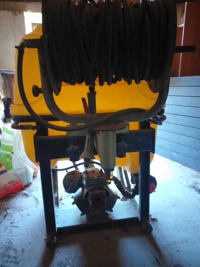 Vendo PULVERIZADOR 200 LTS para trator