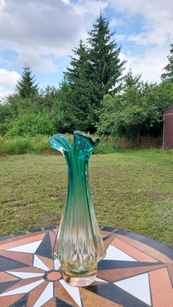 Piękny wazon Murano . Wysokość  różna w najwyższym miejscu 27,4 cm śre