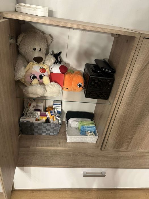 3 szafki brązowo-białe