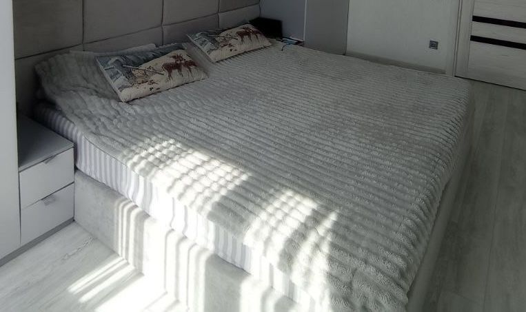 Продам двохспальне ліжко з матрацом 200х200 см
