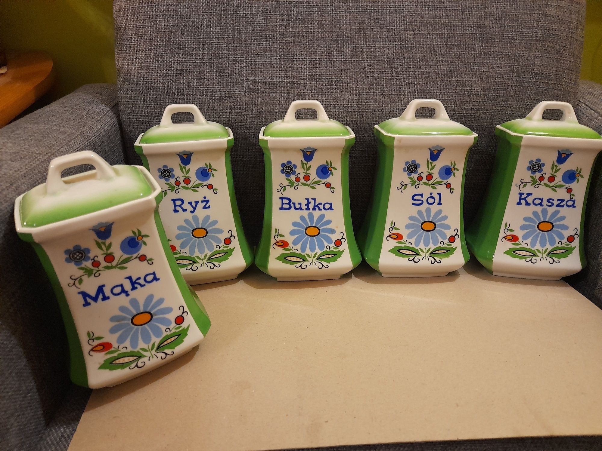 Stare pojemniki porcelanowe.