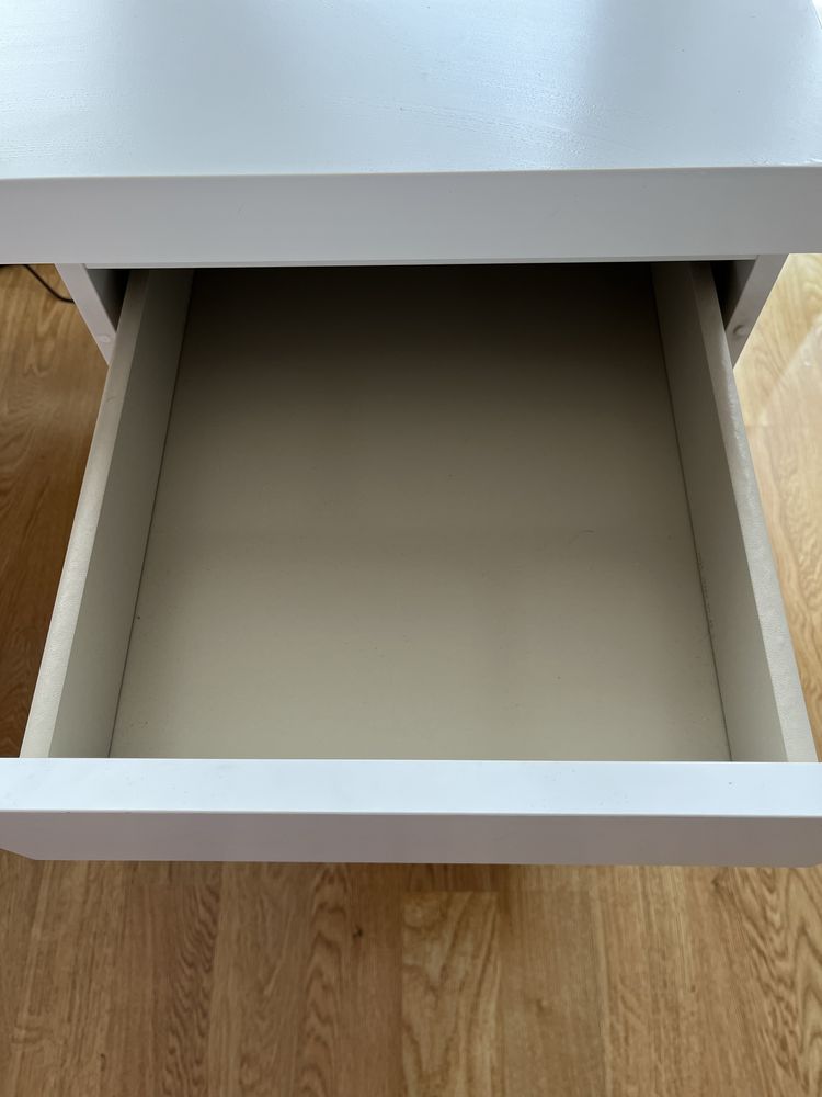 Białe biurko Malm Ikea