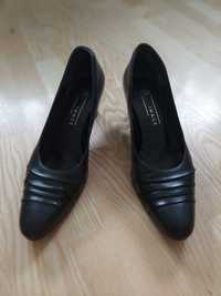 Czarne, eleganckie pantofle But S