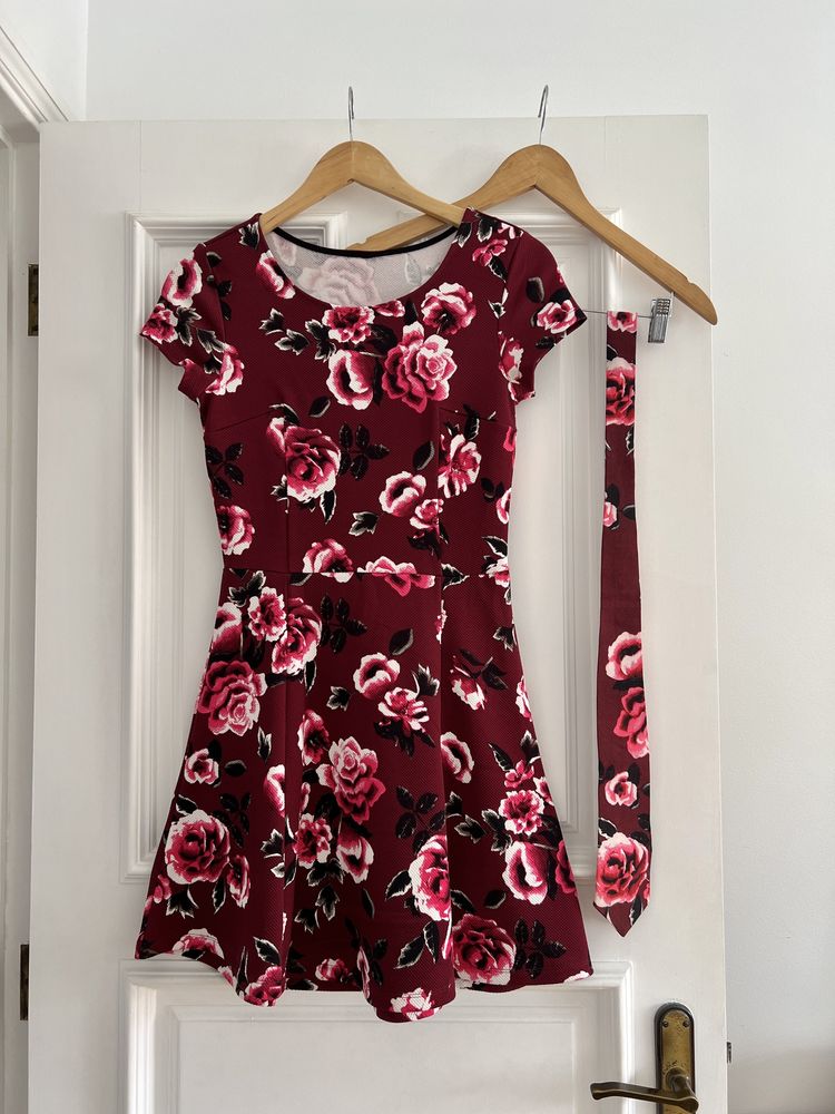 Vestido com flores e gravata a combinar