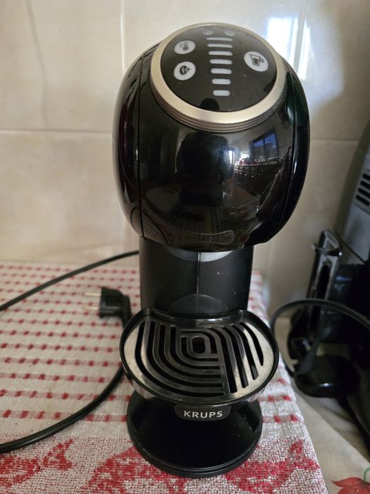 Maquina de café Dolce Gusto + suporte com gaveta + 38 capsulas