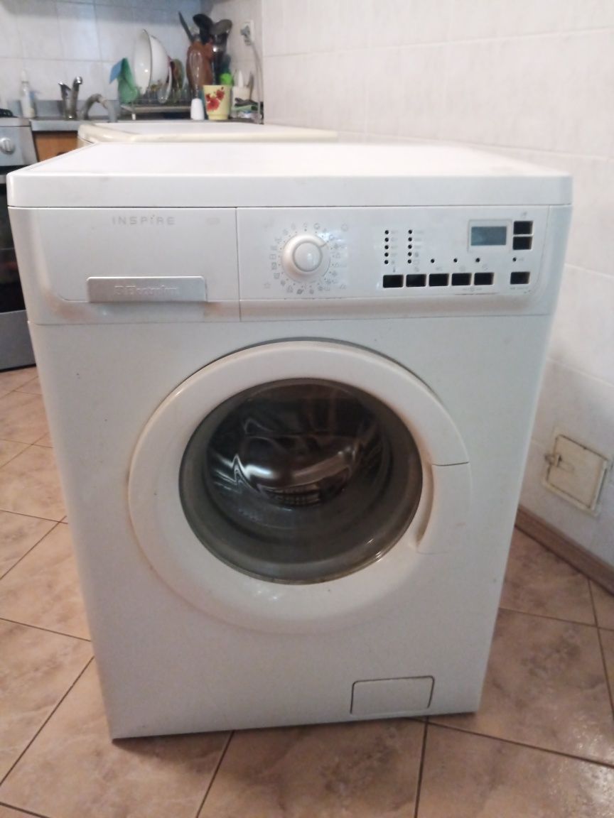 Продам НЕРОБОЧУ пральну машину Electrolux