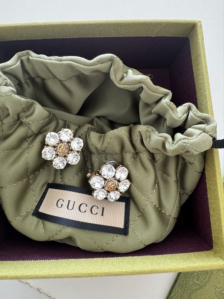Gucci przepiękne kolczyki / klipsy z cyrkonami złote logo 2 cm