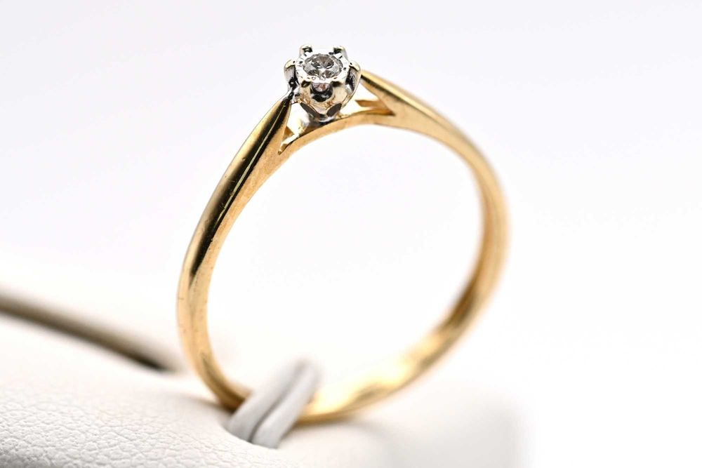 APART Elegancki pierścionek zaręczynowy z brylantem 0,03ct złoto 585