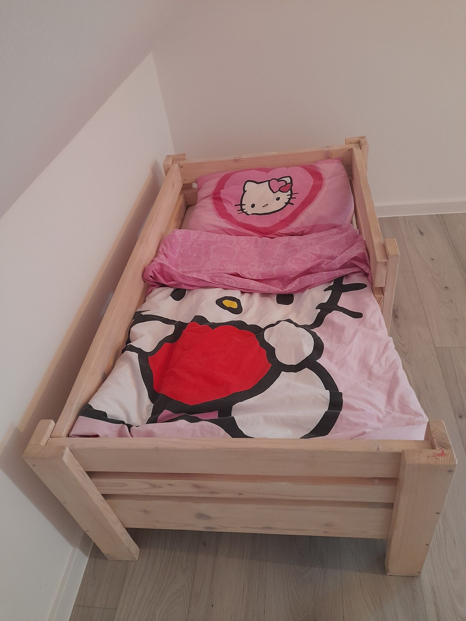 Łóżko drewniane dziecinne