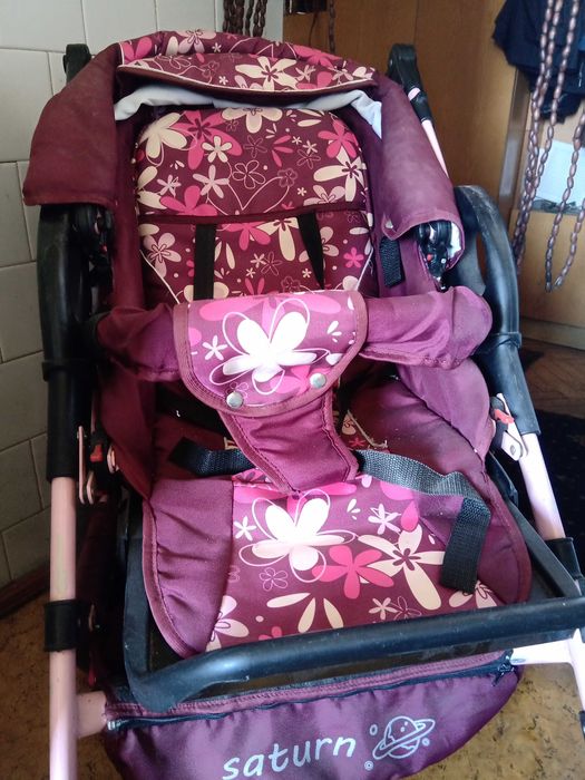 Дитячі візок і гойдалка