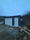 Garaż blaszany 5.5x6 w kolorze antracytu połączeniu z bielą .