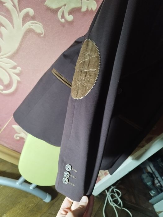 Чоловічий піджак коричневий на випускний фотосесію