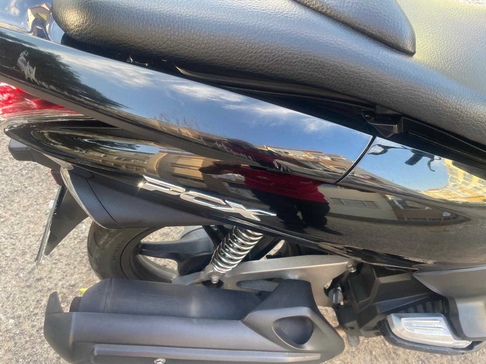 Vendo pcx 125 muito bem estimada e com. Poucos km