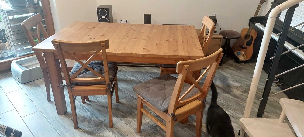 Stół drewniany i krzesła