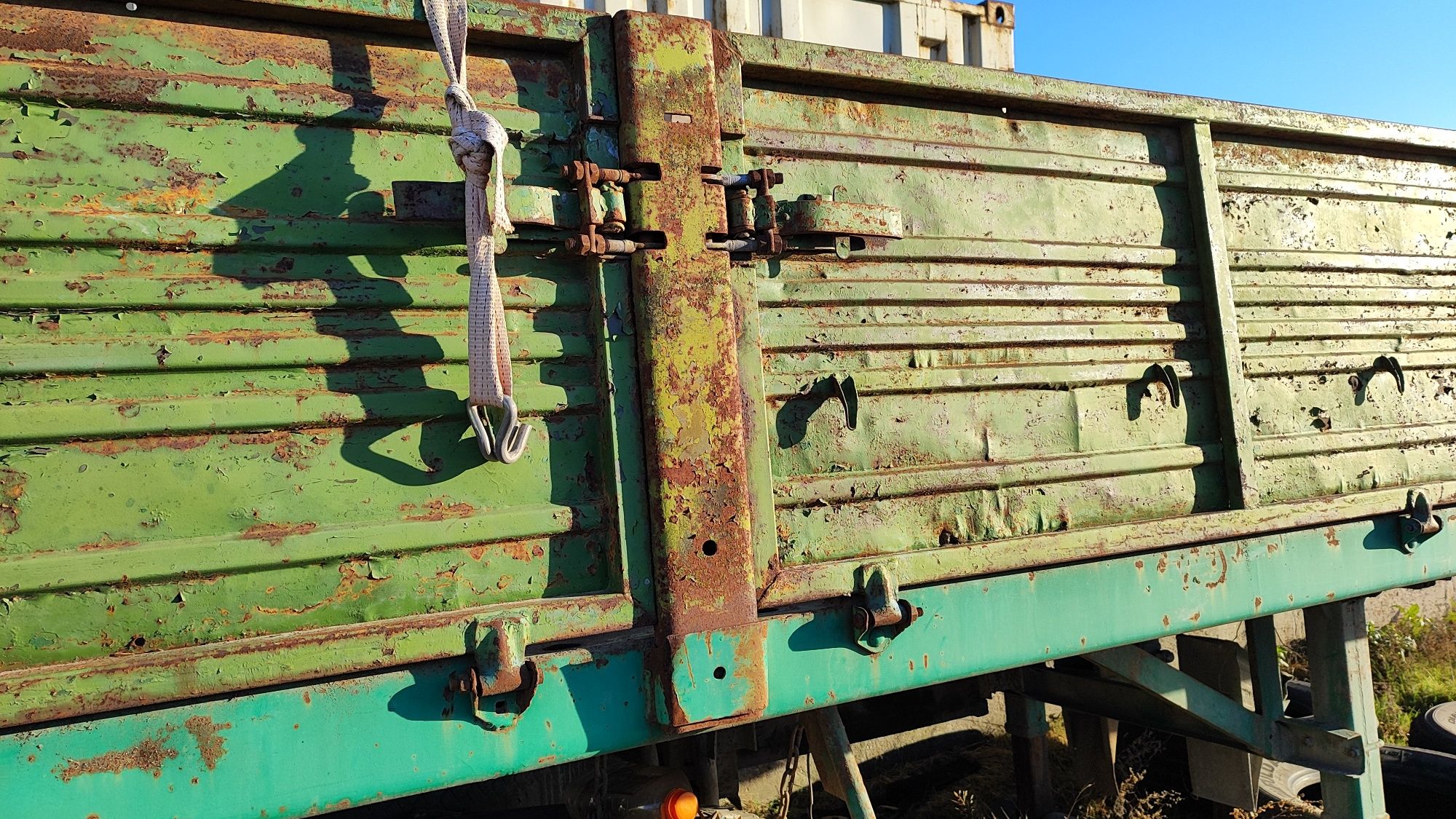 Полуприцеп бортовой контейнеровоз
