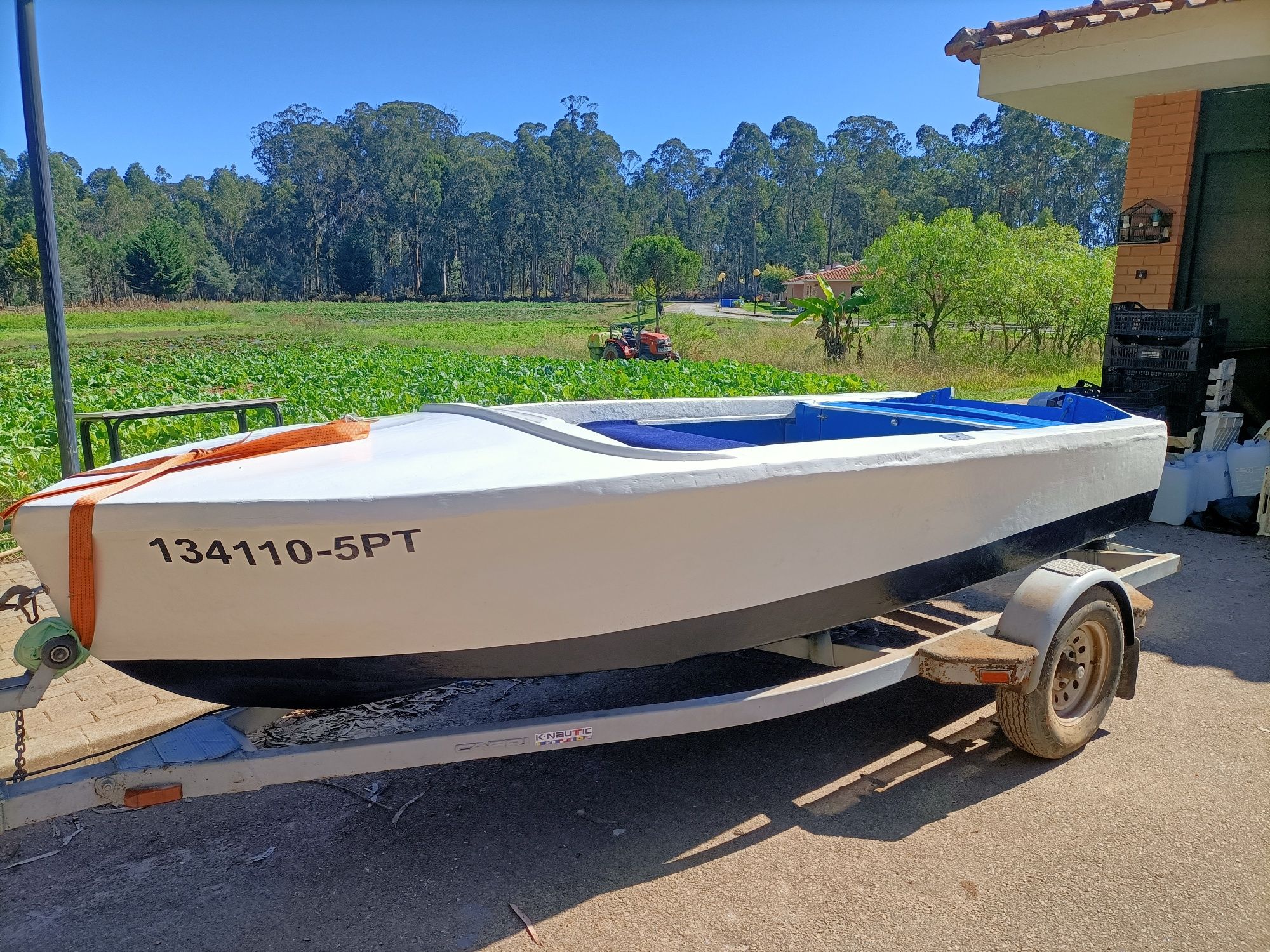 barco de madeira vibrado a remos