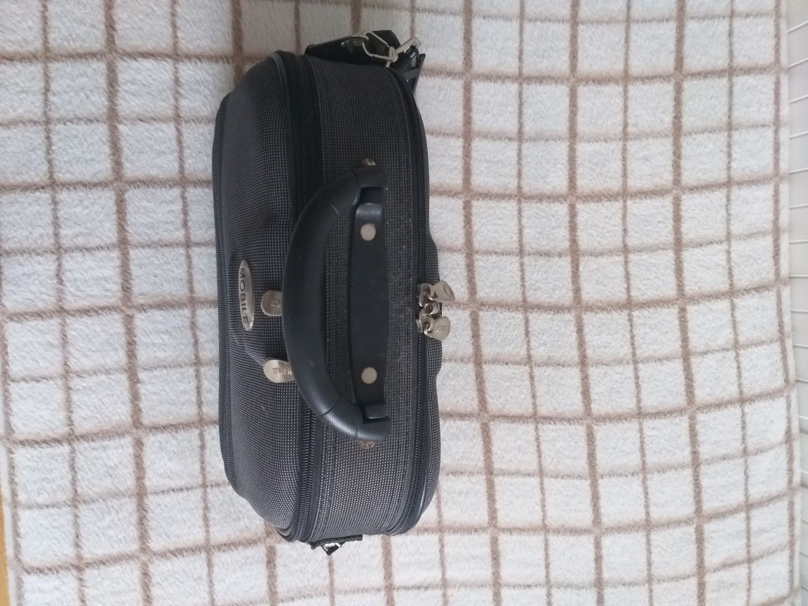 Mała walizka podróżna