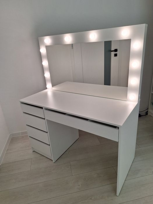 NOWA toaletka biała z oświetleniem