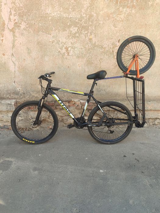 Горный велосипед Titan Raptor с прицепом.