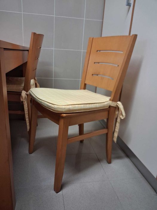 Mesa extensível, 4 cadeiras, 4 cochins e 4 forras suplentes.