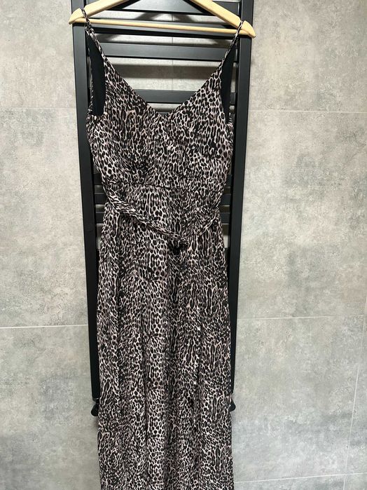 Długa sukienka na ramiączkach z rozcięciem panterka Mohito XS