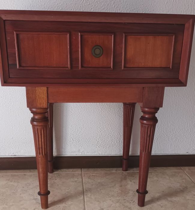 Mesinha de cabeceira em bom estado