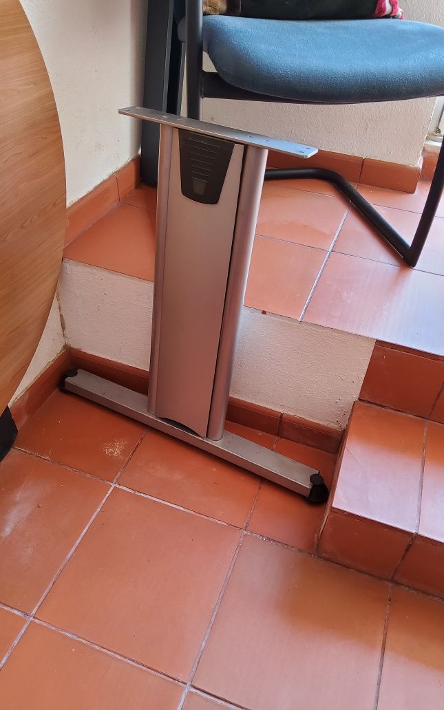 Mesa para escritorio com cadeiras