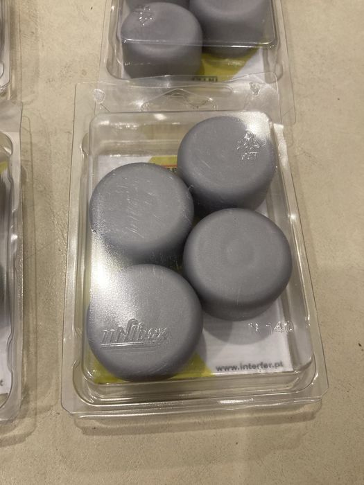 4 conjuntos de pés reguláveis