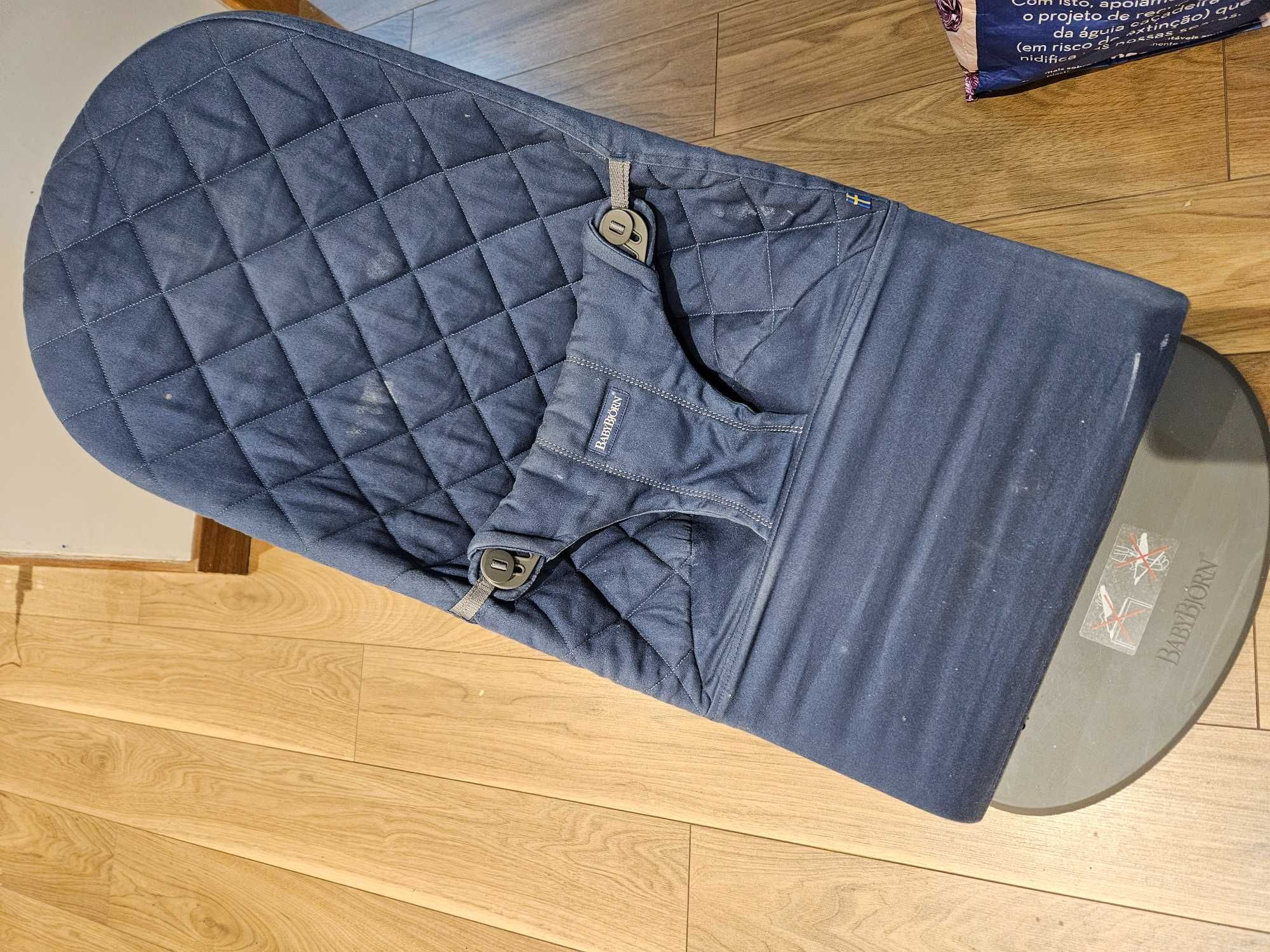 Bebé - Espreguiçadeira/bouncer da Babybjorn com brinquedo