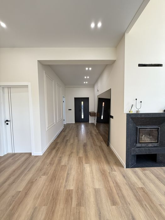 Продам сучасний будинок у передмісті. Ніхто не проживав