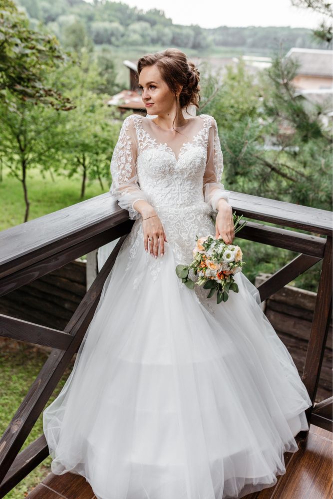 Пишна весільна сукня з фатою