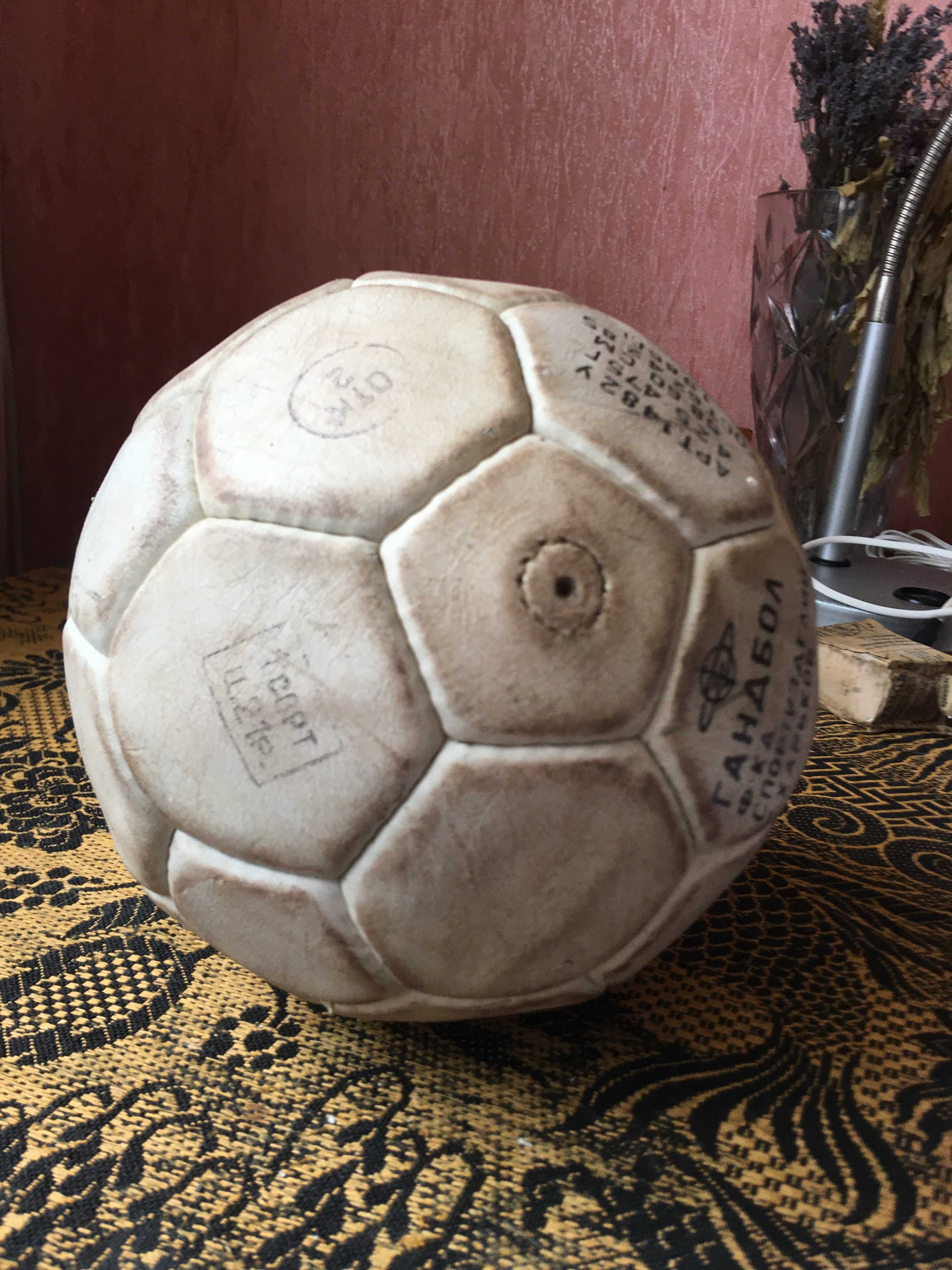 Кожаный гандбольный мяч.