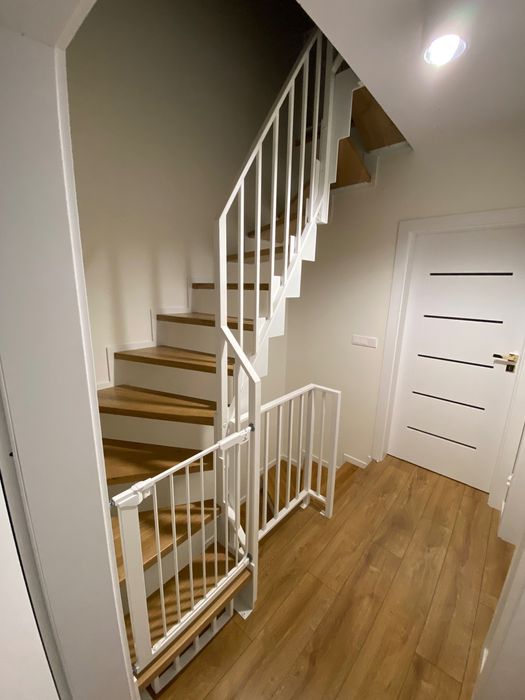 Stalowe schody wewnętrzne stopnie dębowe styl industrialny loft