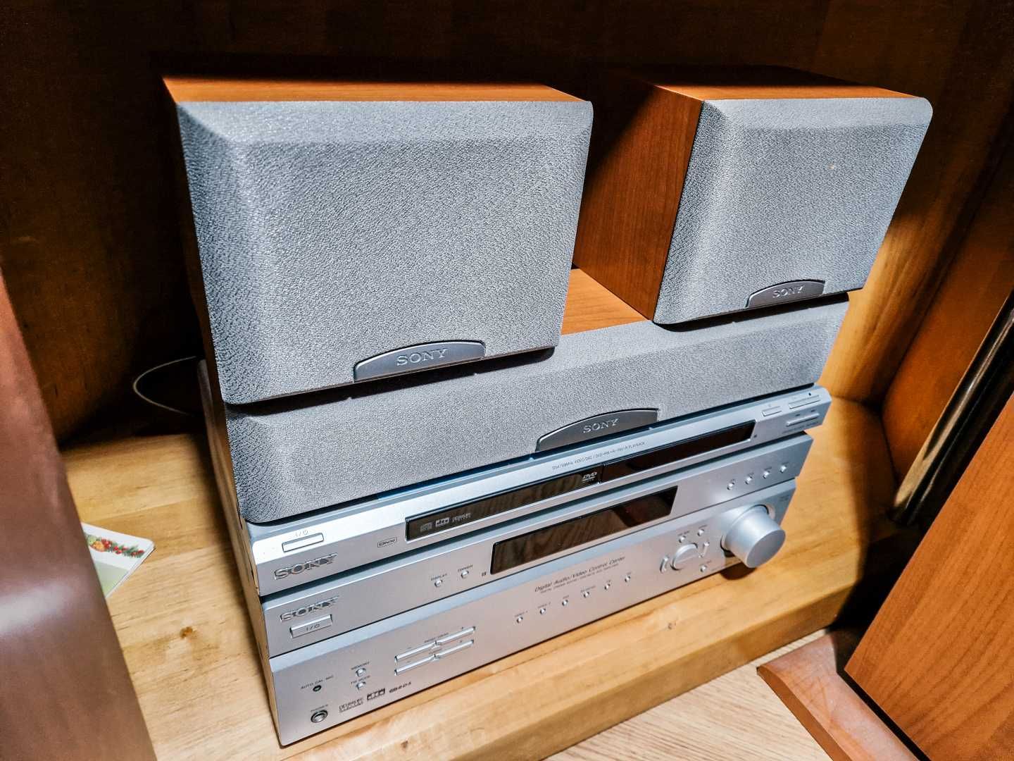 Sony kino domowe - DVD, amplituner, głośniki 5.1 + subwoofer Auna