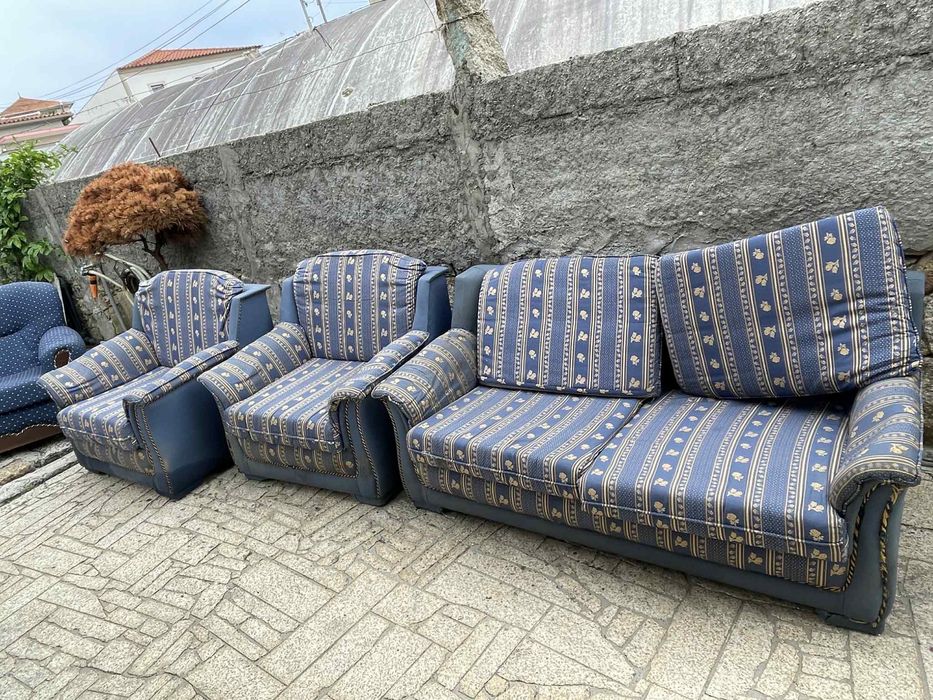 Sofas de sala, um grande e dois pequenos