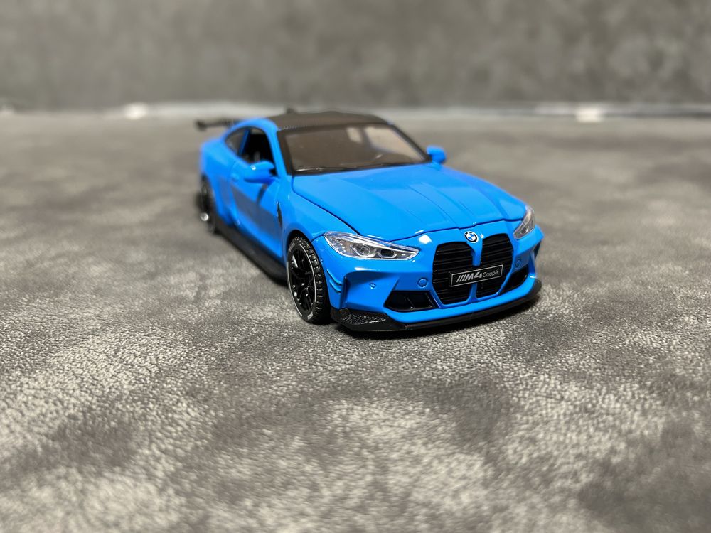 Модель автомобіля BMW M4 1:32