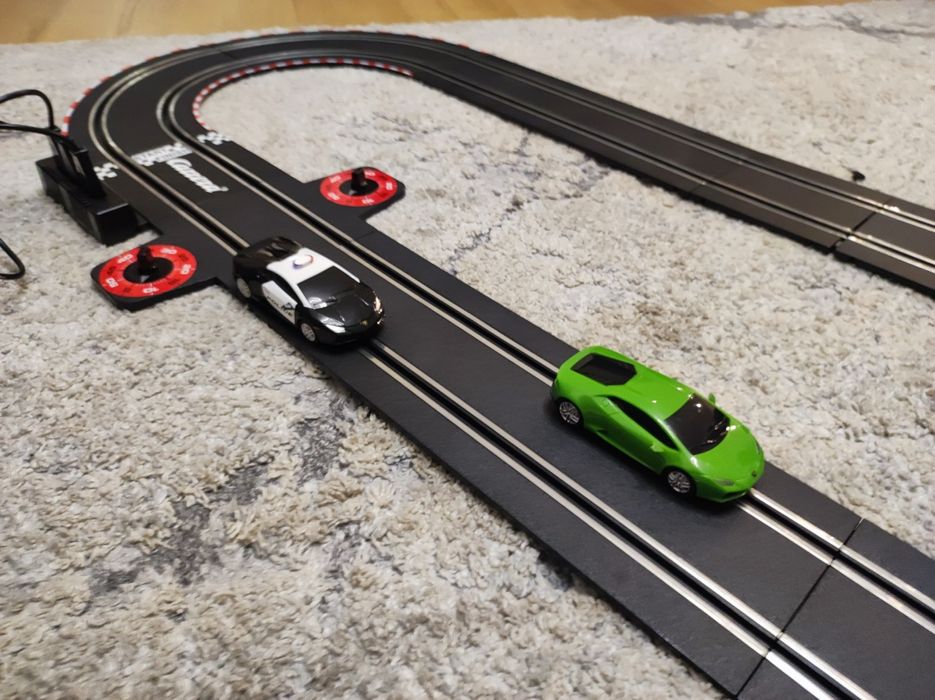 Tor wyścigowy Carrera Go, na dwa auta elektryczny