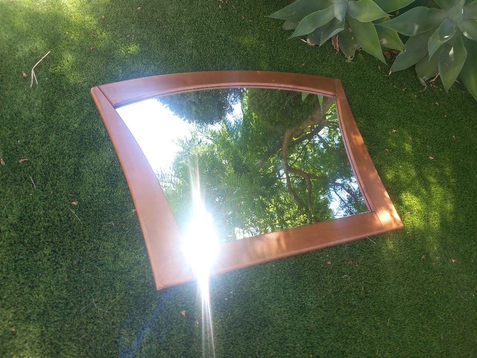 Espelho com aro de madeira