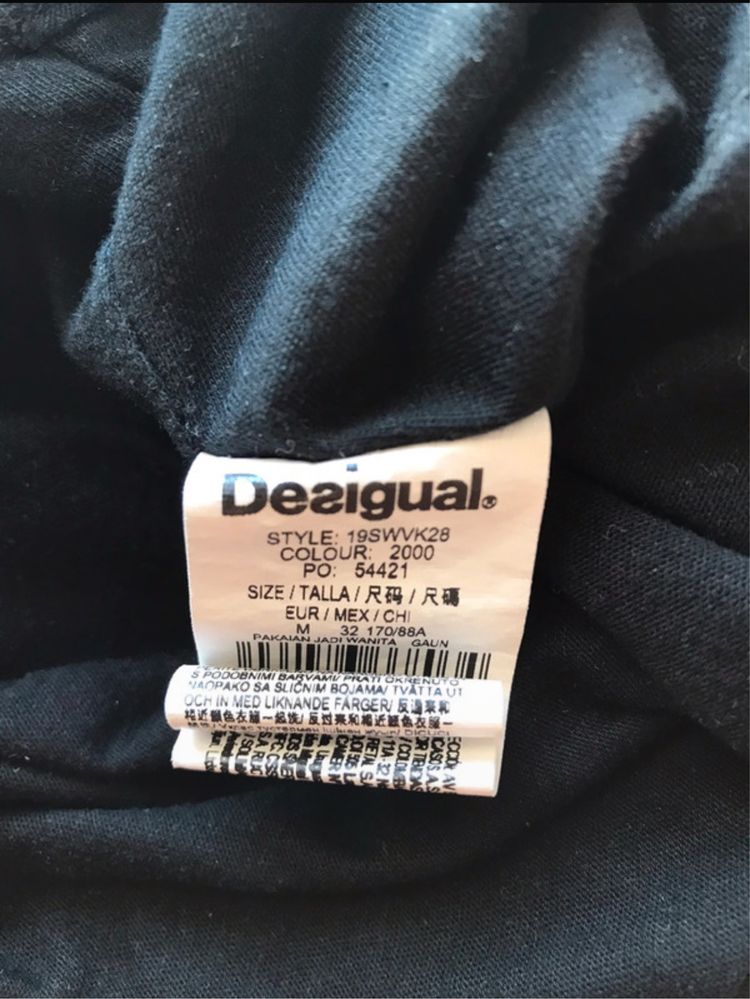 Boska sukienka w egzotyczne kwiaty Desigual