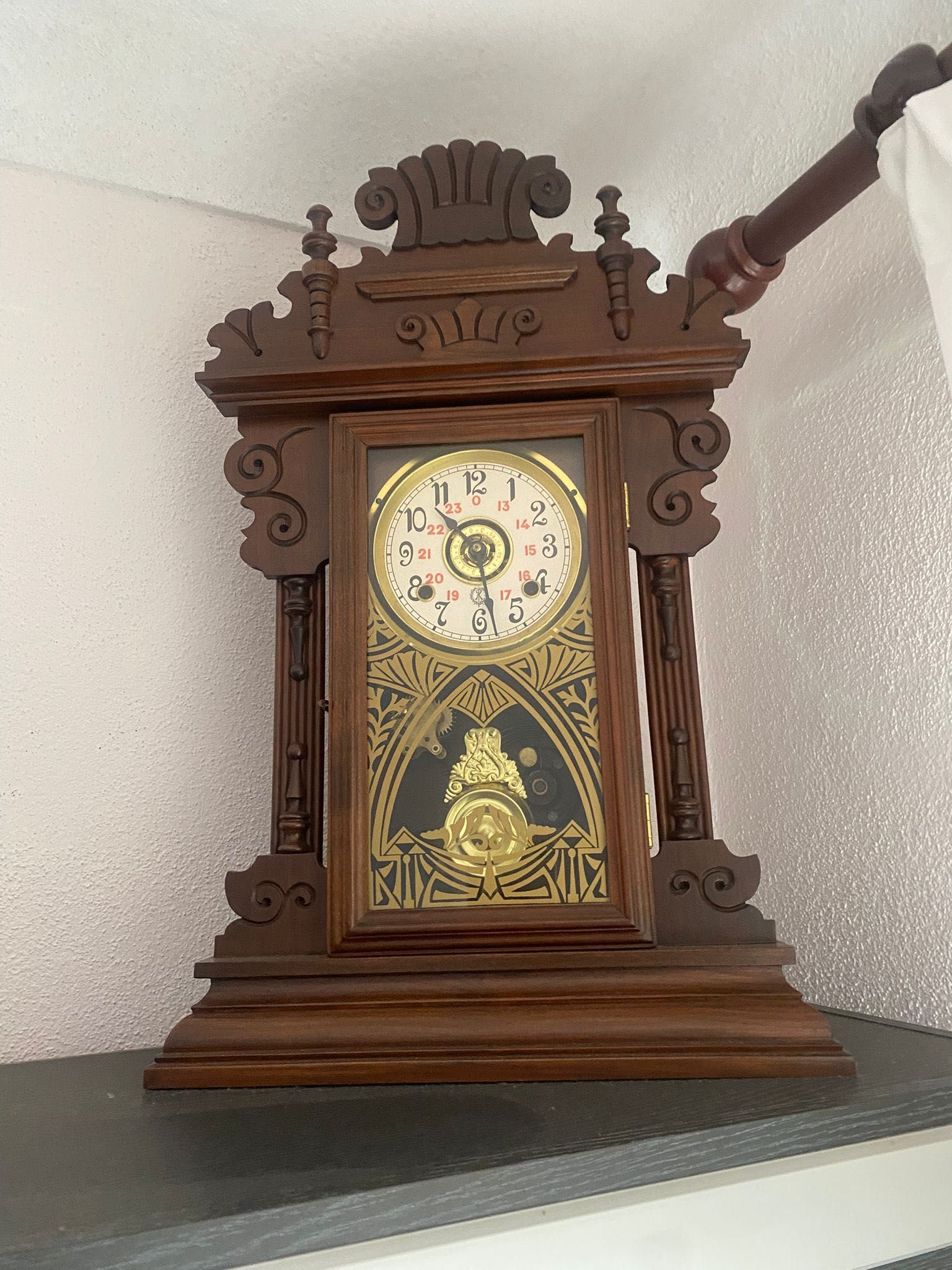 Relógio de Madeira Ornamentado