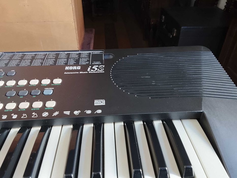 Teclado marca KORG I5S usado