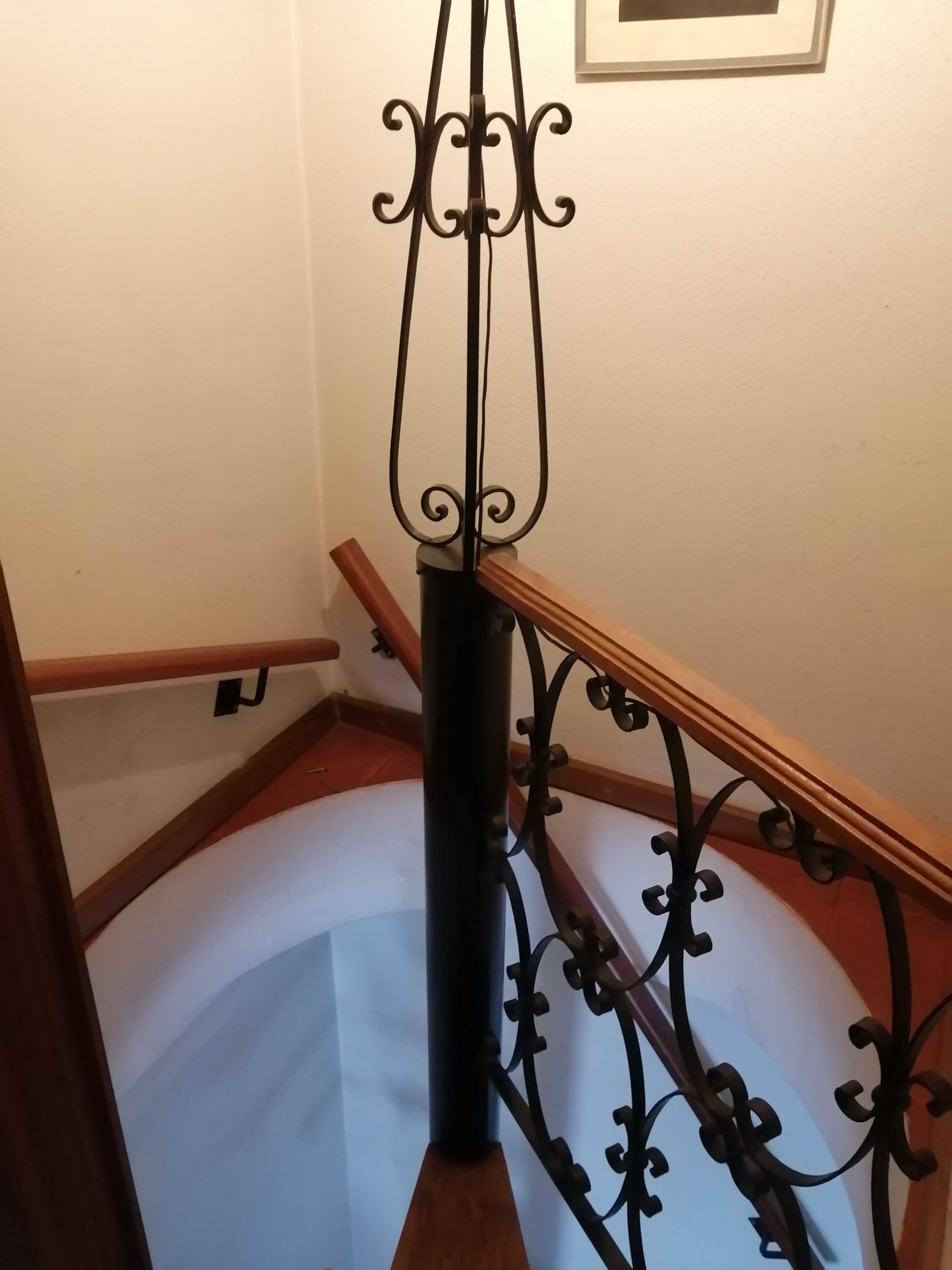 Escadas em caracol. Em ferro pintado a preto. Degraus em madeira.