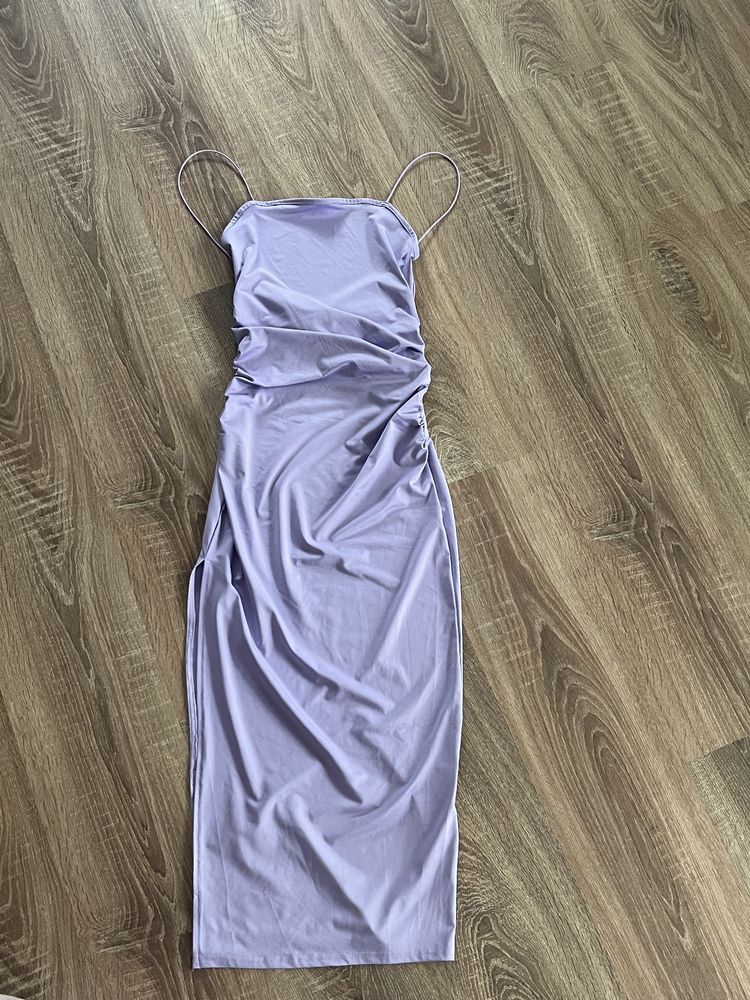 Śliczna sukienka dopasowana midi na każdą okazję