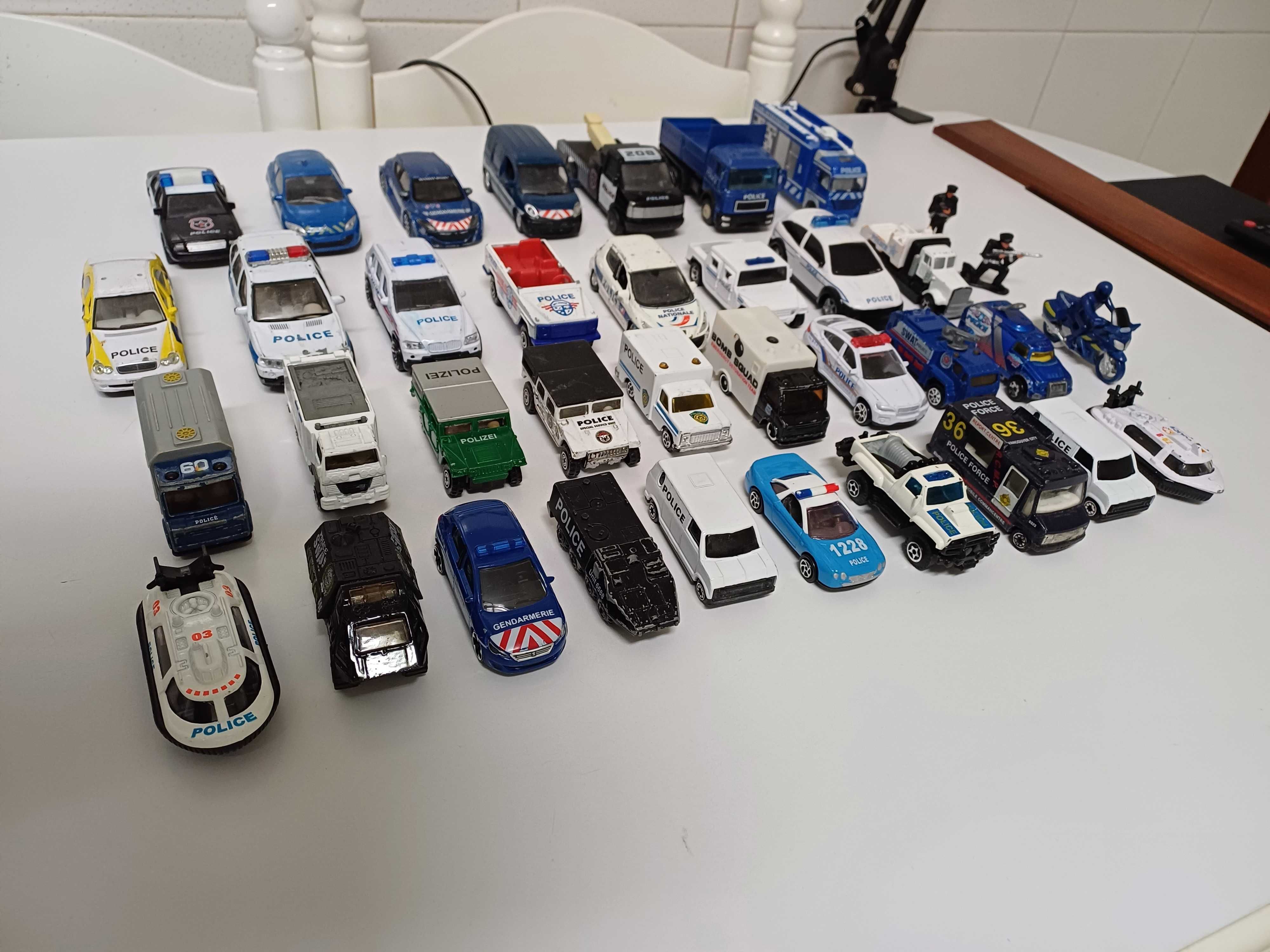 Carros da policia 33 unidades, barco, moto e duas figuras