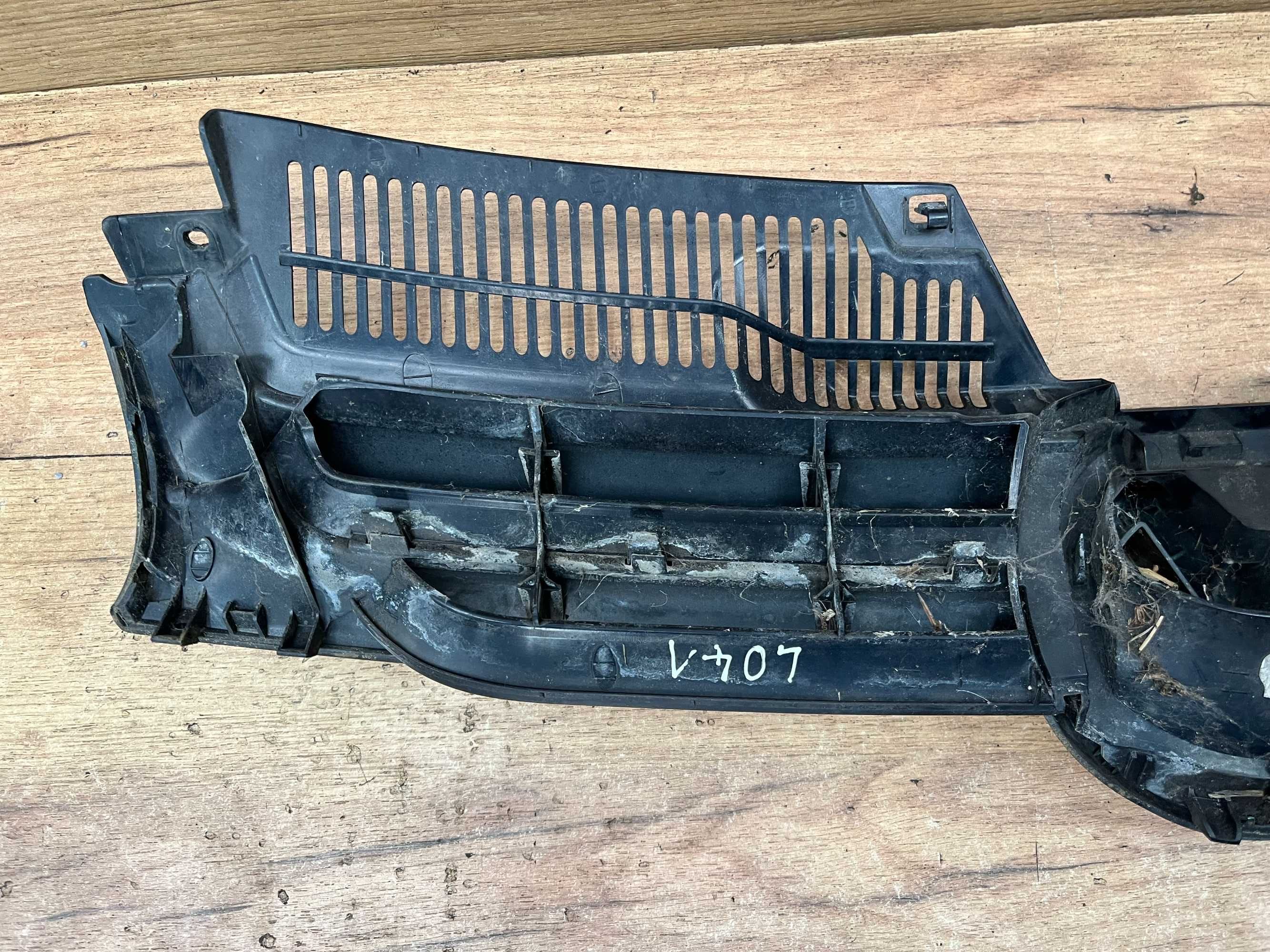 Grill atrapa zderzaka Golf 5 kolor lo41