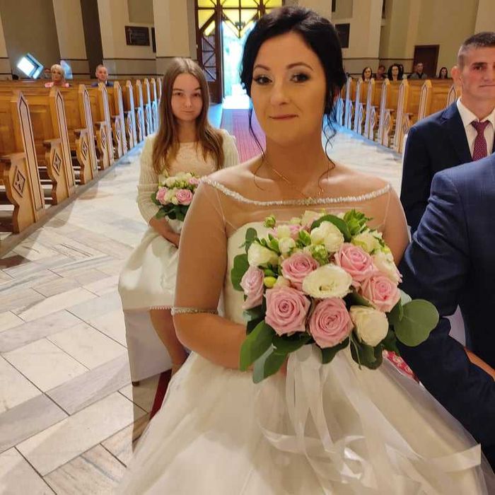 Suknia ślubna w kolorze ecru