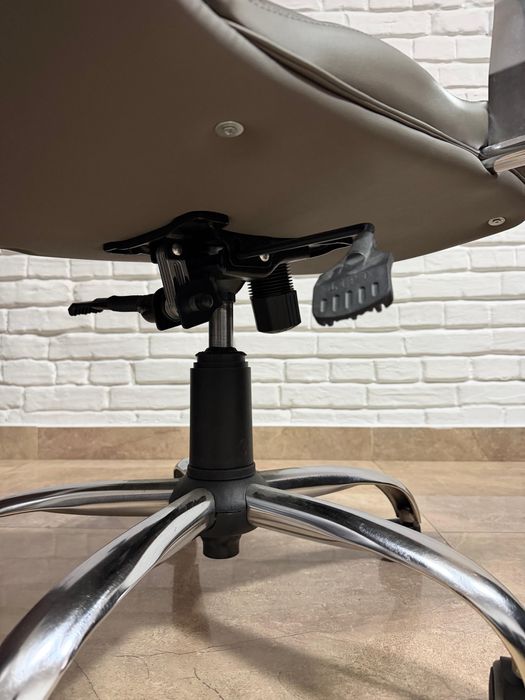 Крісло офісне в хорошому стані. Шкіра