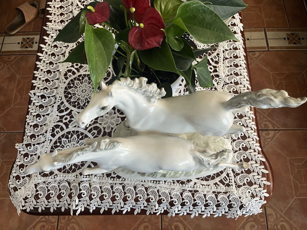Konie z porcelany
